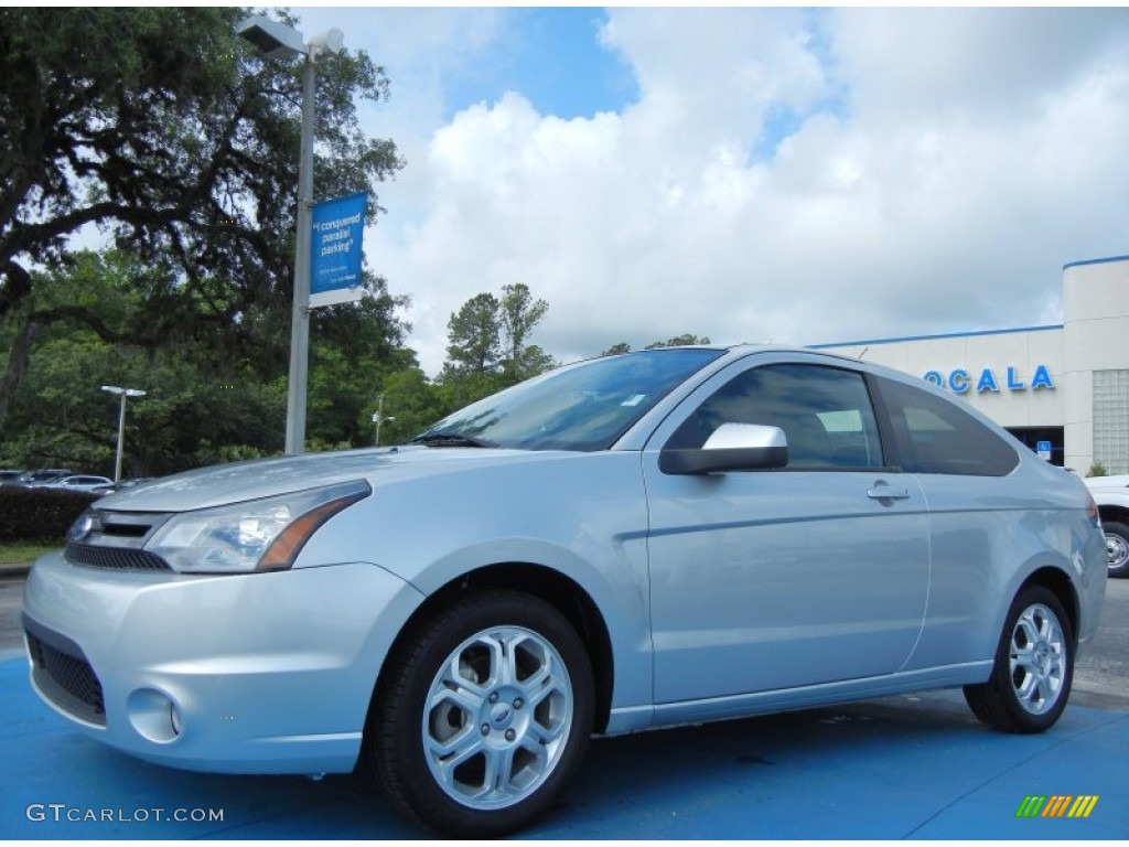 2010 Focus SE Coupe - Ingot Silver Metallic / Medium Stone photo #1