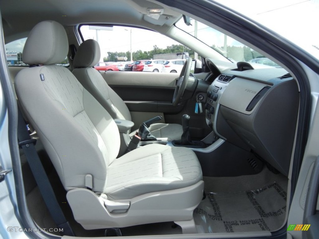 Medium Stone Interior 2010 Ford Focus SE Coupe Photo #81320750