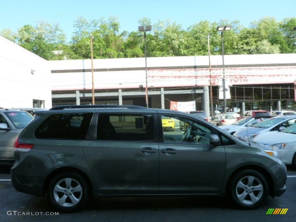 2011 Sienna LE - Cypress Green Pearl / Light Gray photo #10