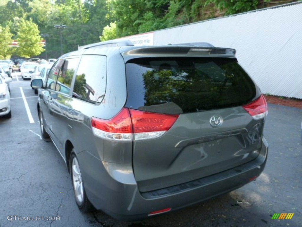 2011 Sienna LE - Cypress Green Pearl / Light Gray photo #13