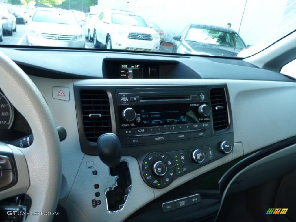 2011 Sienna LE - Cypress Green Pearl / Light Gray photo #19