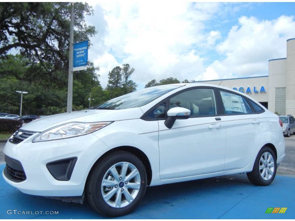 2013 Fiesta SE Sedan - Oxford White / Charcoal Black/Light Stone photo #1