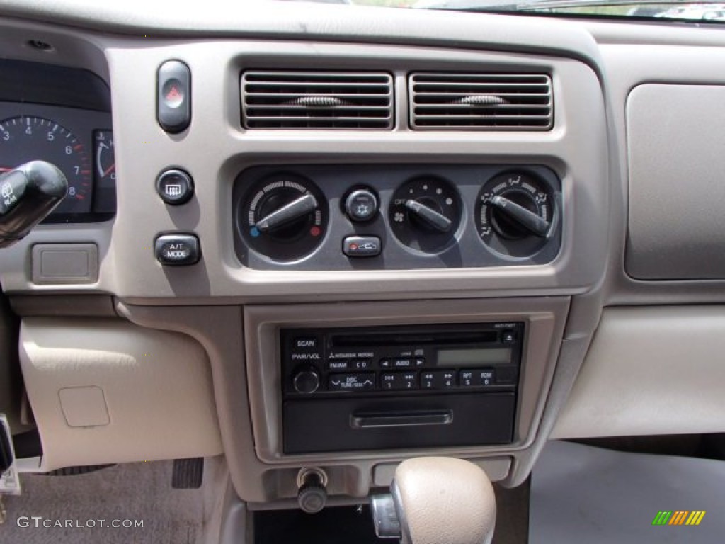 2000 Mitsubishi Montero Sport LS 4x4 Controls Photo #81341771