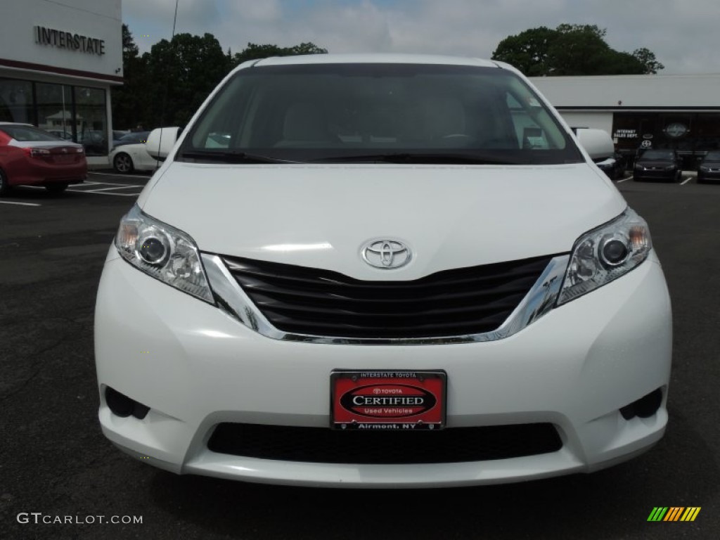 2011 Sienna LE AWD - Super White / Light Gray photo #2