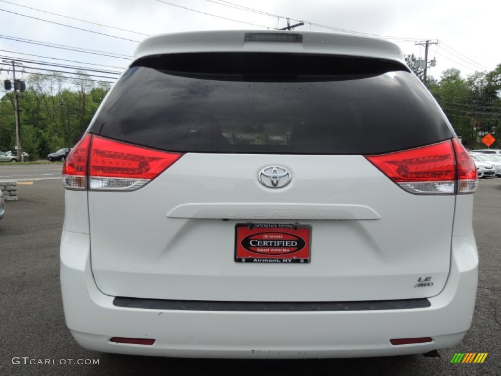 2011 Sienna LE AWD - Super White / Light Gray photo #5