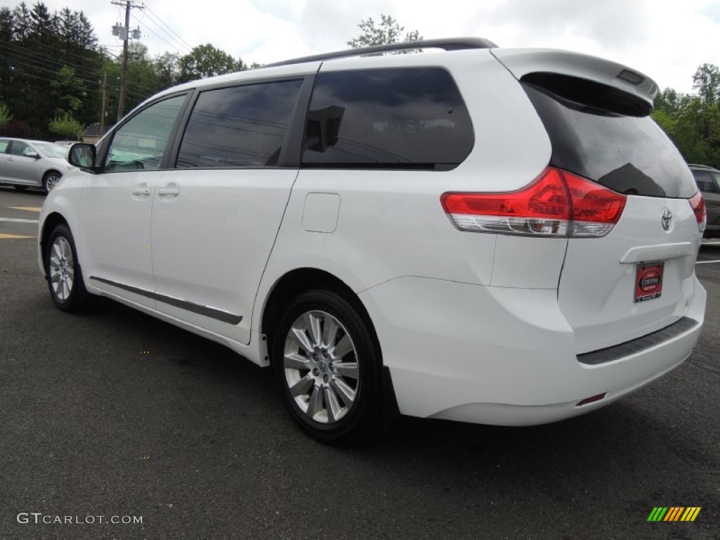 2011 Sienna LE AWD - Super White / Light Gray photo #6
