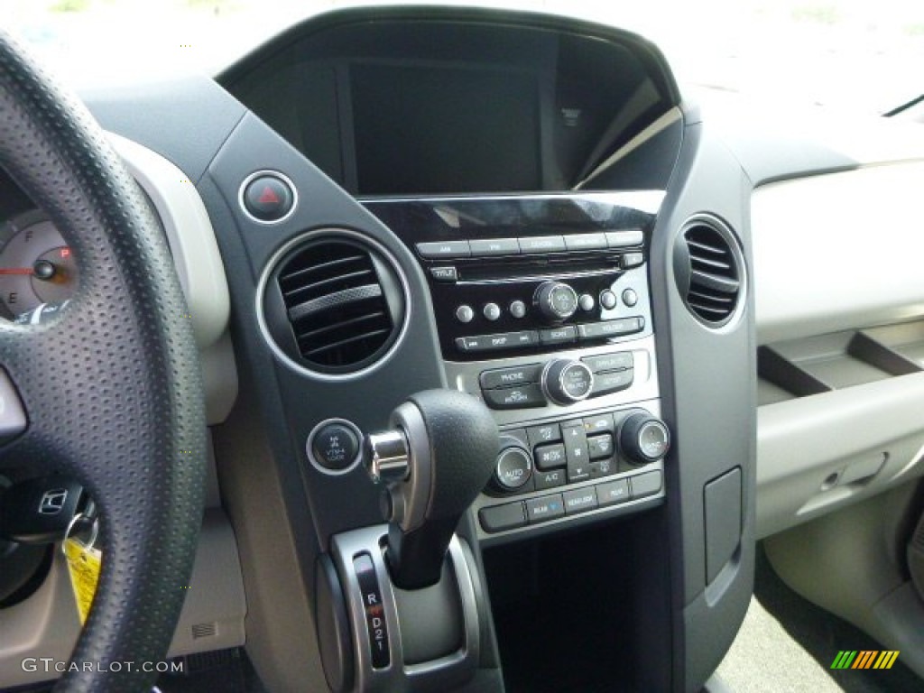 2013 Honda Pilot LX 4WD Controls Photo #81348148