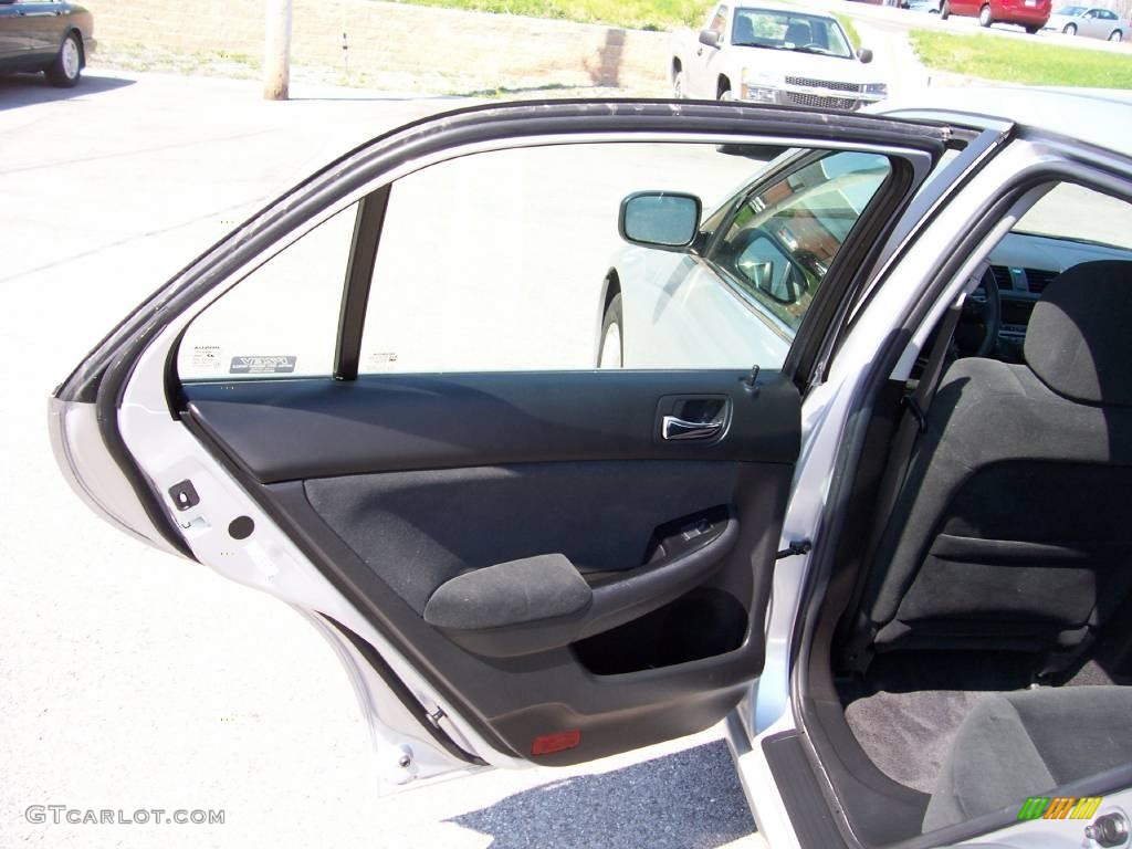 2006 Accord SE Sedan - Alabaster Silver Metallic / Gray photo #17