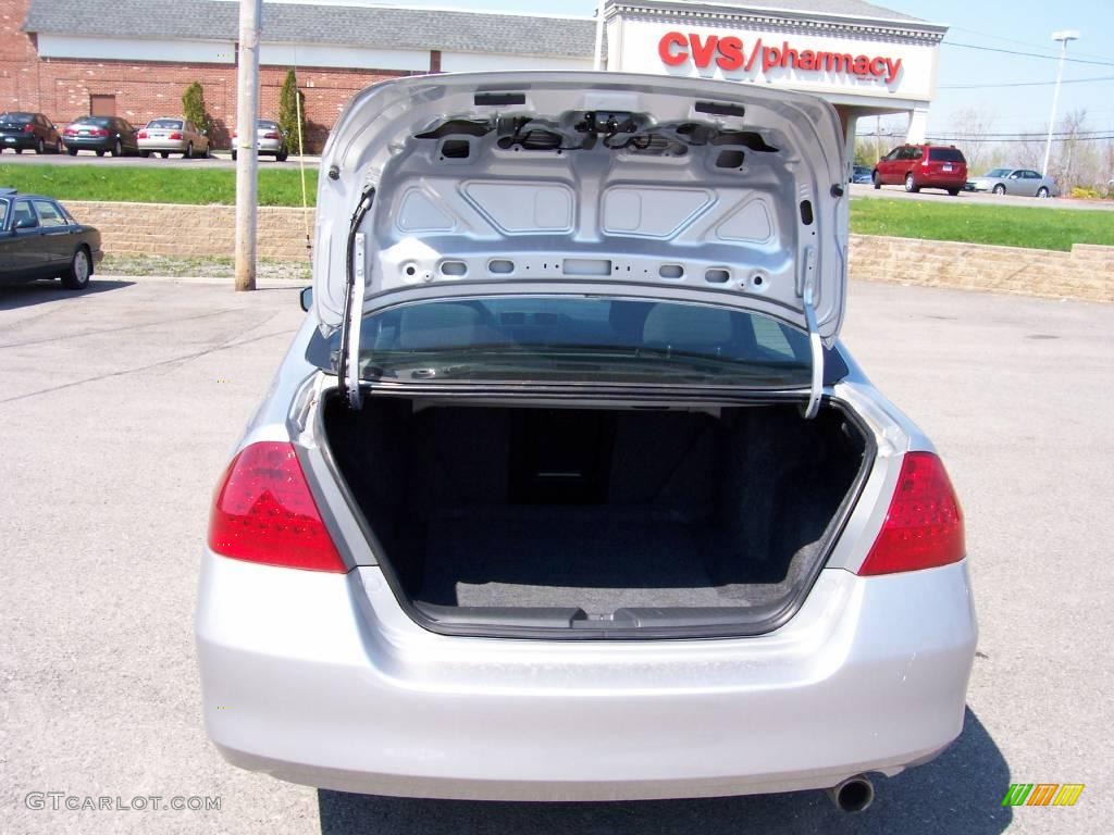 2006 Accord SE Sedan - Alabaster Silver Metallic / Gray photo #18