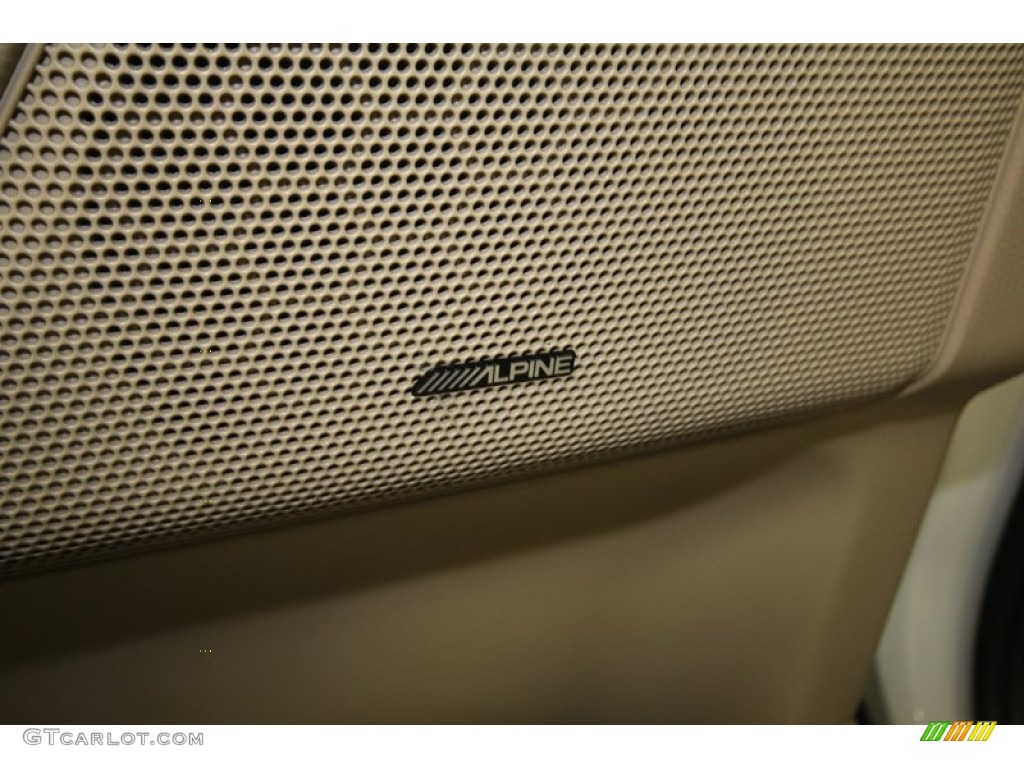 2010 Land Rover LR2 HSE Audio System Photos