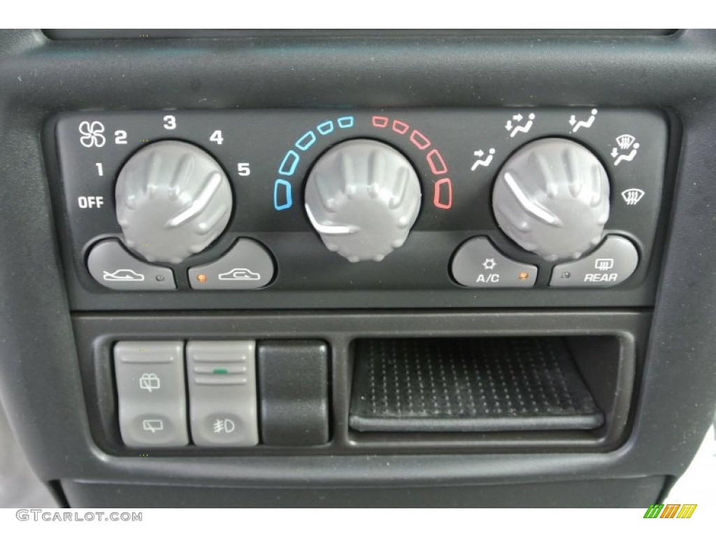 2003 Pontiac Montana Standard Montana Model Controls Photo #81373717