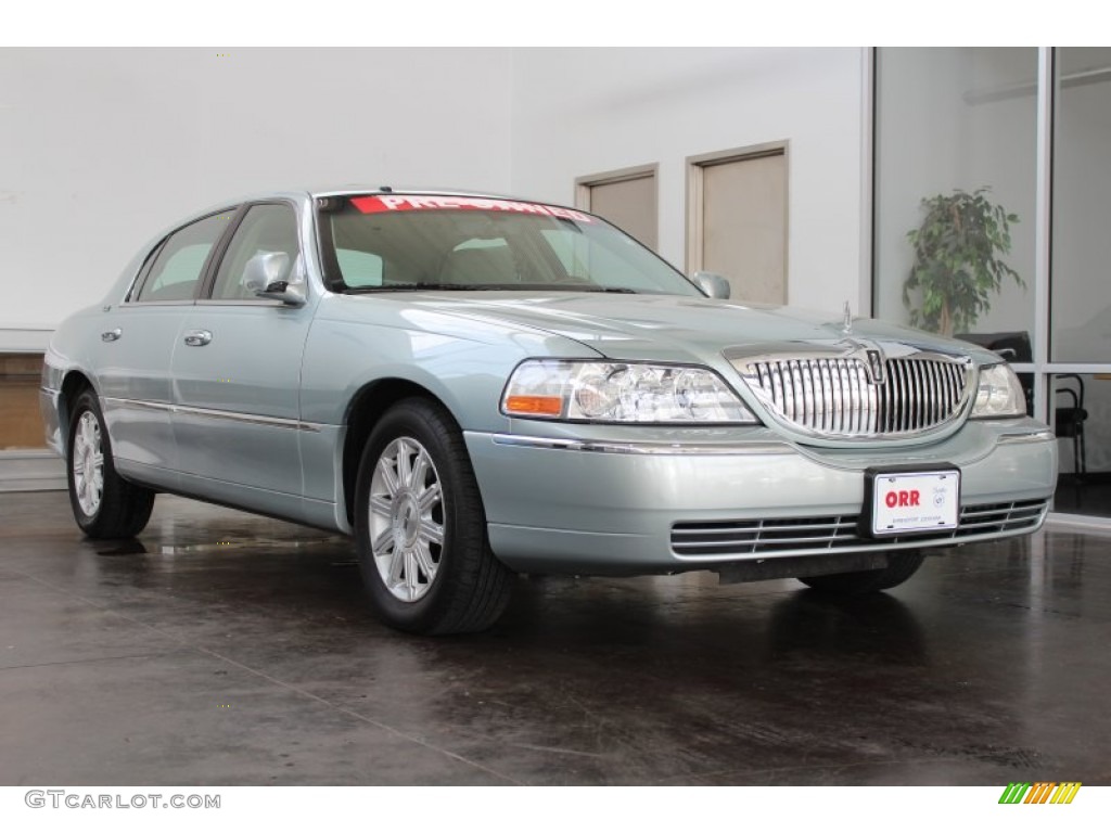 2007 Town Car Signature Limited - Satellite Silver Metallic / Medium Light Stone photo #2