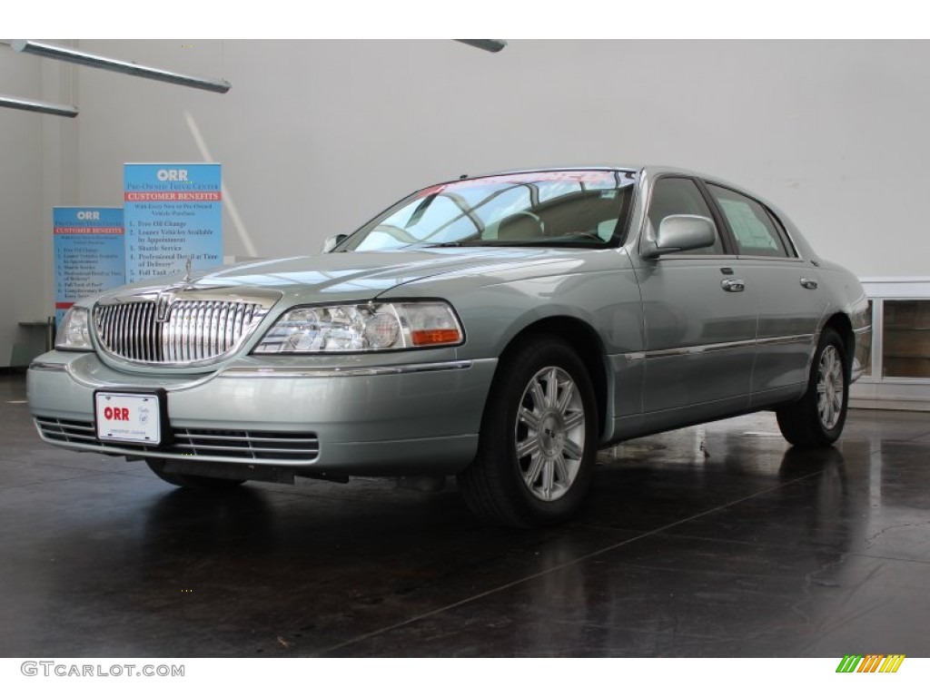 2007 Town Car Signature Limited - Satellite Silver Metallic / Medium Light Stone photo #3