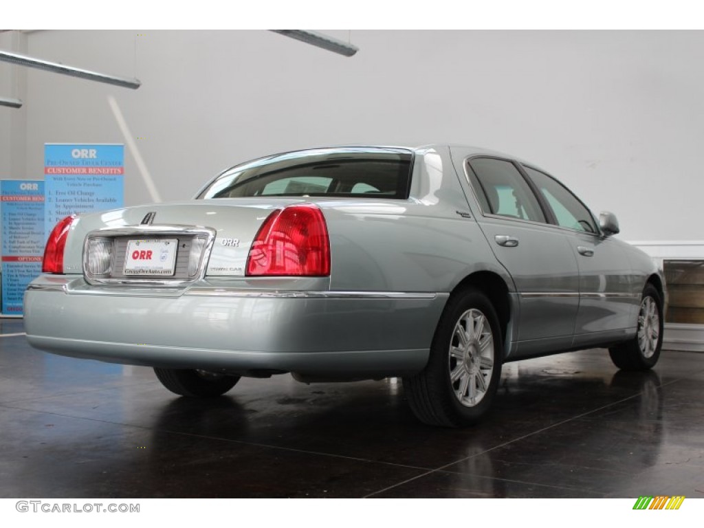 2007 Town Car Signature Limited - Satellite Silver Metallic / Medium Light Stone photo #5