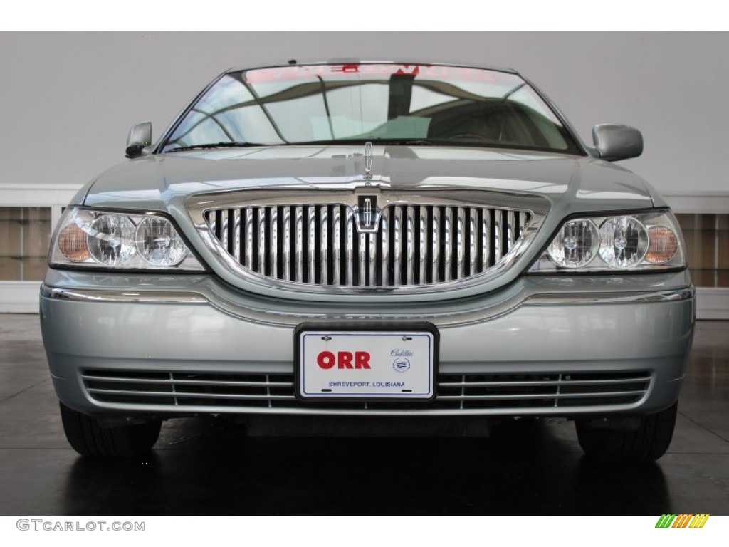 2007 Town Car Signature Limited - Satellite Silver Metallic / Medium Light Stone photo #8