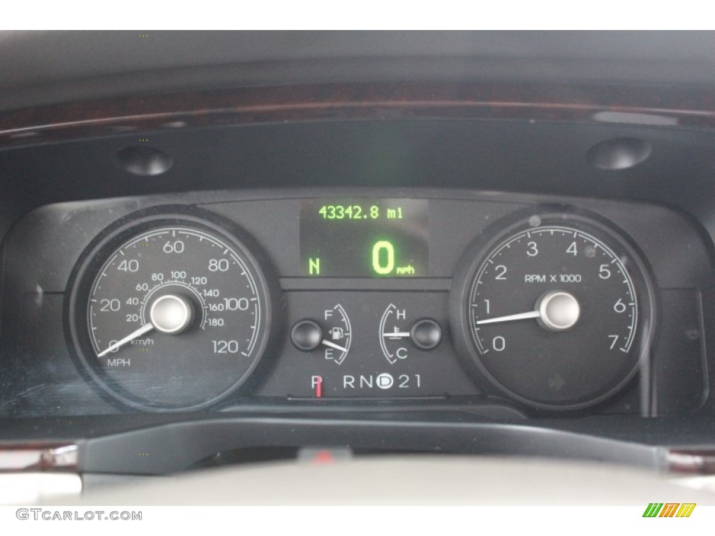 2007 Lincoln Town Car Signature Limited Gauges Photo #81377509