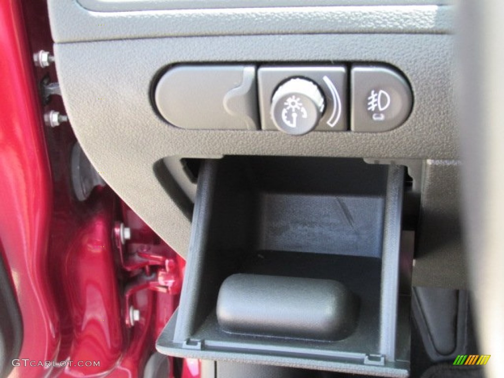 2010 Chevrolet Malibu LTZ Sedan Controls Photo #81379104
