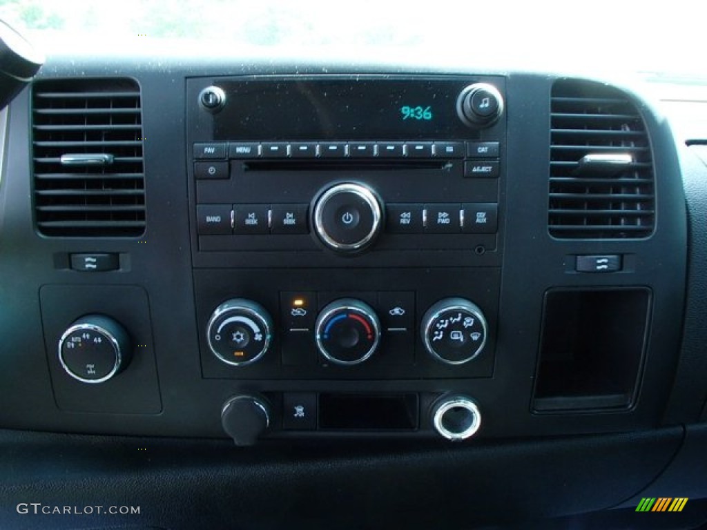 2009 Chevrolet Silverado 1500 LT Extended Cab 4x4 Controls Photo #81380682