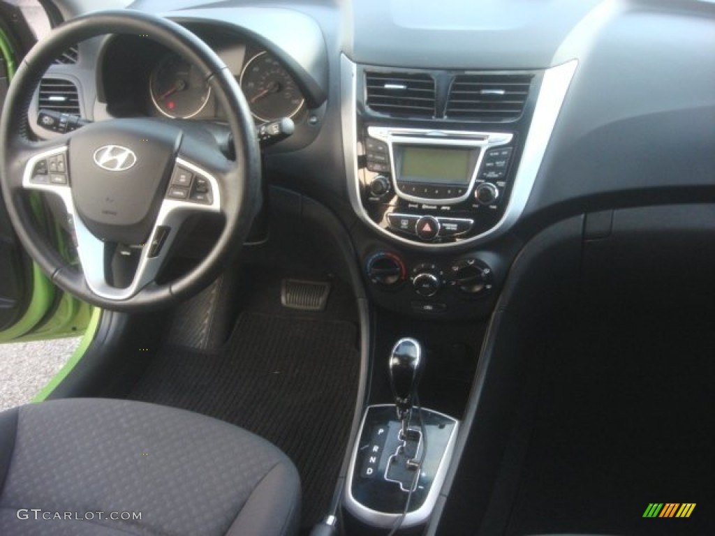 2012 Accent SE 5 Door - Electrolyte Green / Gray photo #18