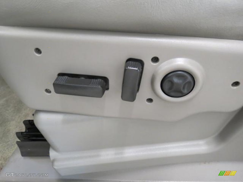 2004 Chevrolet Suburban 1500 LT 4x4 Controls Photo #81388041