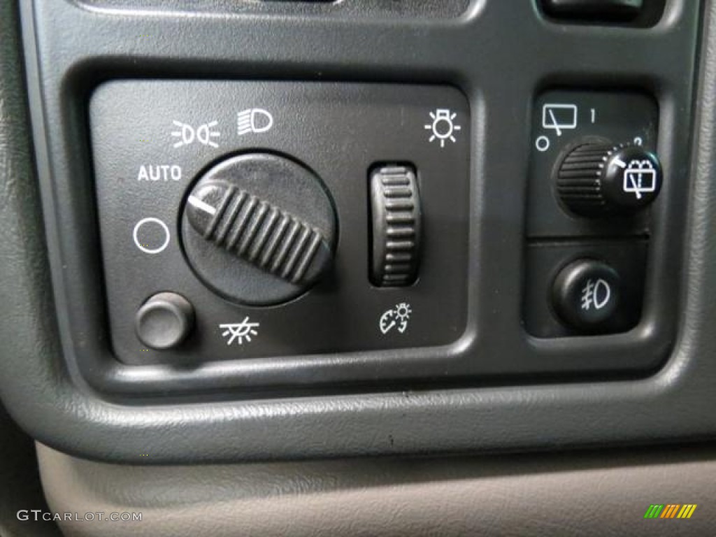 2004 Chevrolet Suburban 1500 LT 4x4 Controls Photo #81388299
