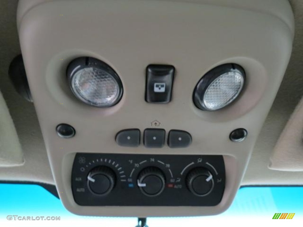 2004 Chevrolet Suburban 1500 LT 4x4 Controls Photo #81388334