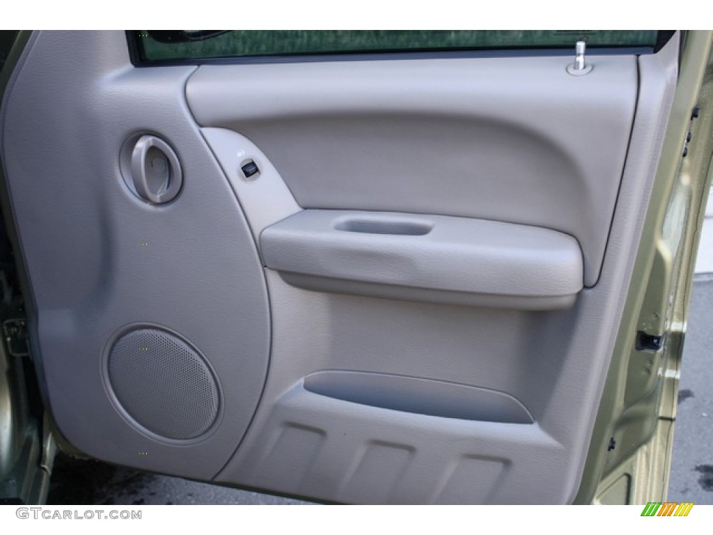 2003 Liberty Sport 4x4 - Cactus Green Pearl / Dark Slate Gray photo #22