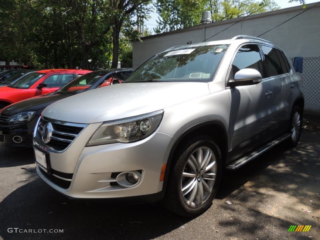 2011 Tiguan SE 4Motion - Reflex Silver Metallic / Charcoal photo #1