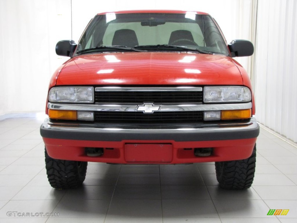 1999 S10 LS Regular Cab 4x4 - Victory Red / Graphite photo #2