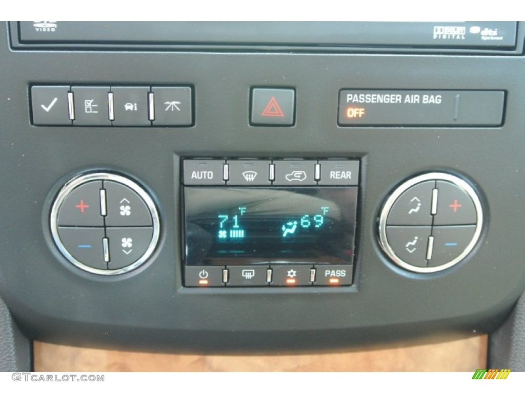 2011 Buick Enclave CXL Controls Photo #81401958