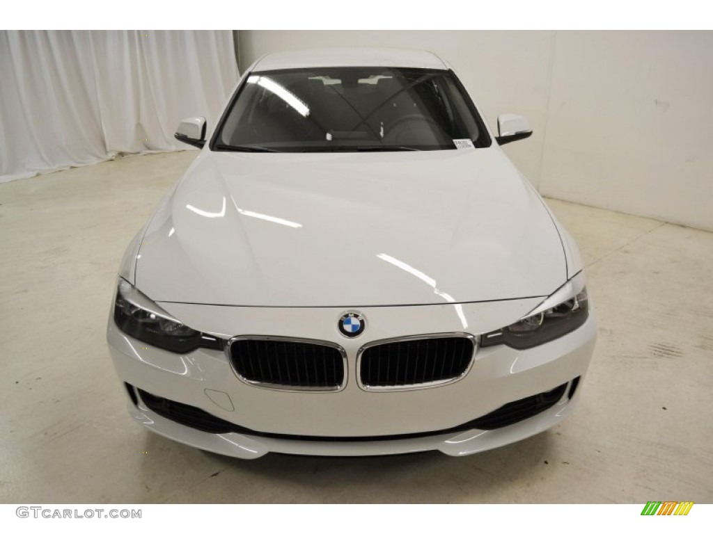 2013 3 Series 320i Sedan - Alpine White / Black photo #4