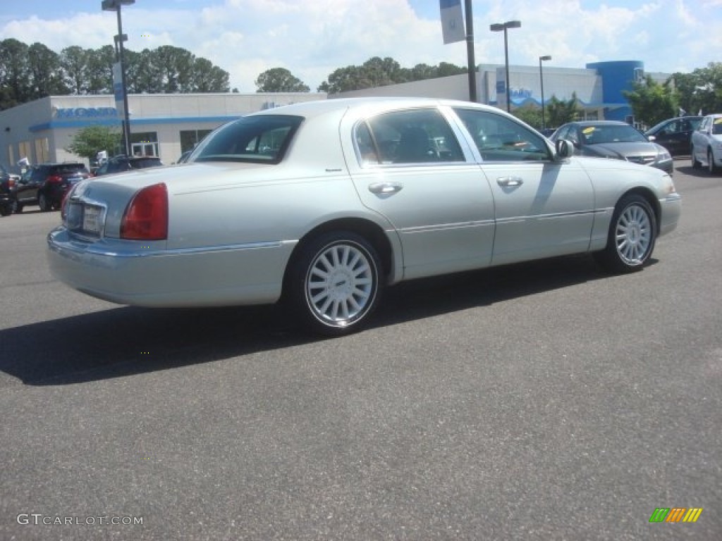 2005 Town Car Signature - Ceramic White Tri-Coat / Medium Light Stone/Dark Stone photo #7