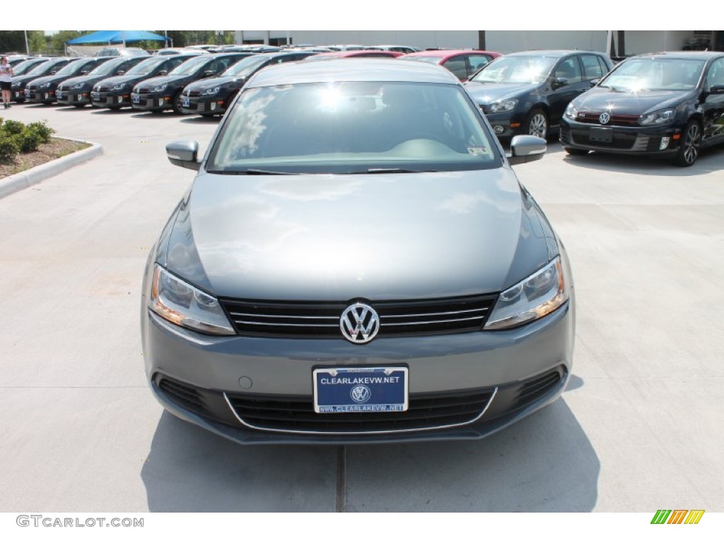 2013 Jetta SE Sedan - Platinum Gray Metallic / Titan Black photo #2