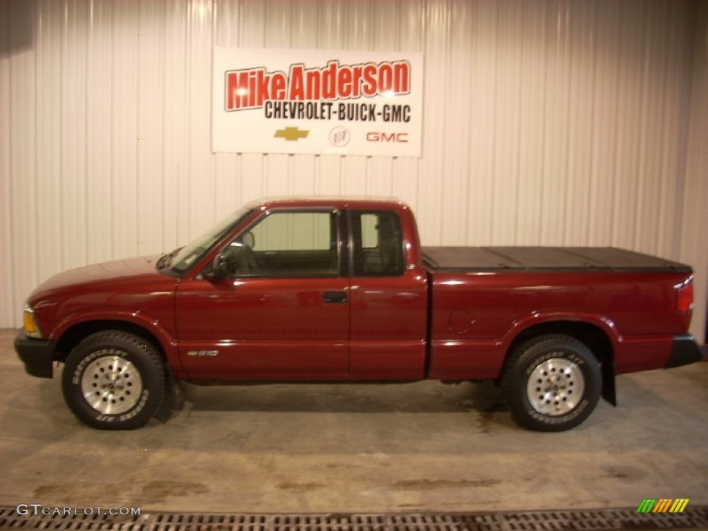 1995 S10 LS Extended Cab 4x4 - Medium Red Metallic / Gray photo #2