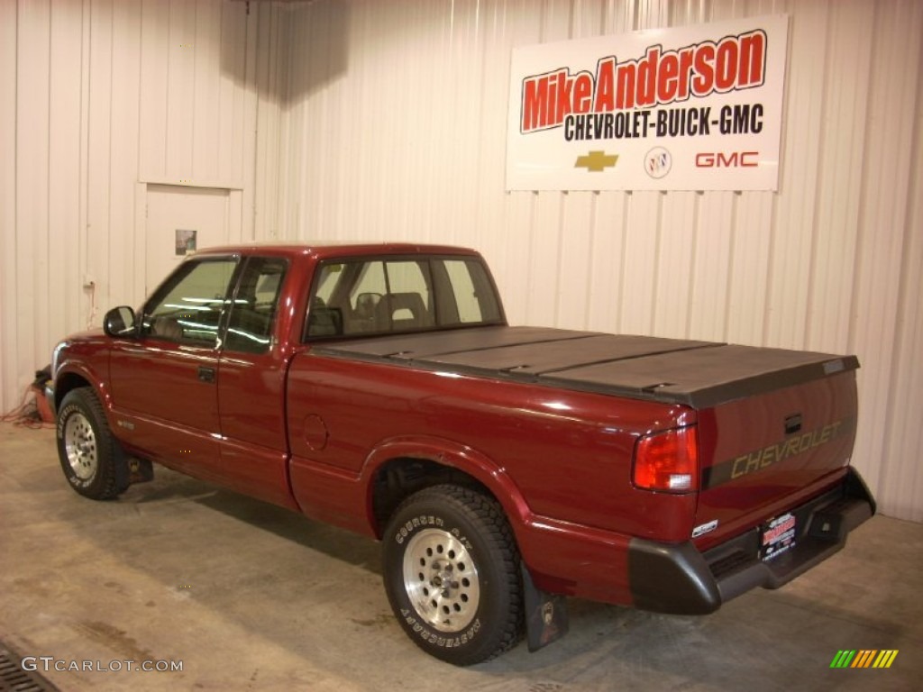 1995 S10 LS Extended Cab 4x4 - Medium Red Metallic / Gray photo #3
