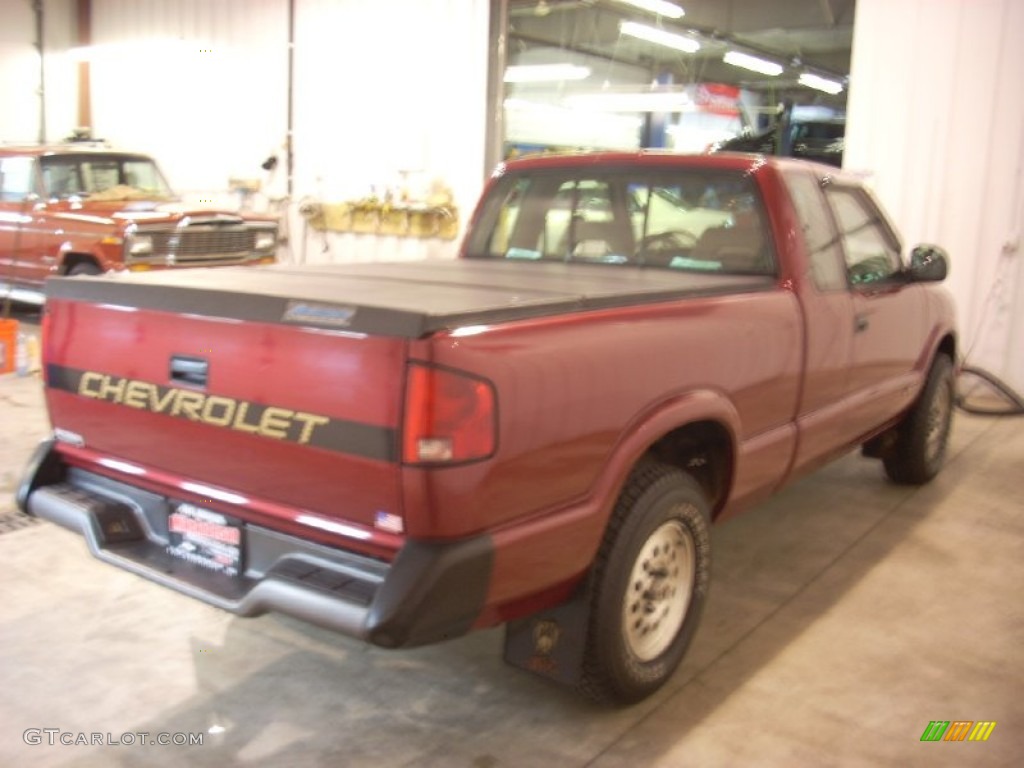 1995 S10 LS Extended Cab 4x4 - Medium Red Metallic / Gray photo #11