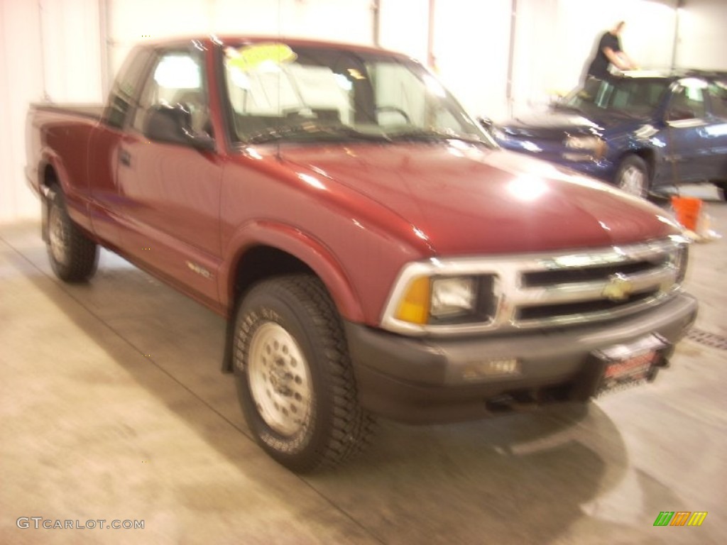 1995 S10 LS Extended Cab 4x4 - Medium Red Metallic / Gray photo #14