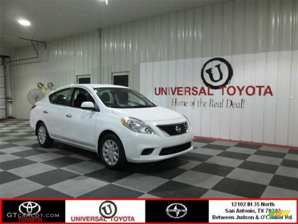 Fresh Powder White Nissan Versa