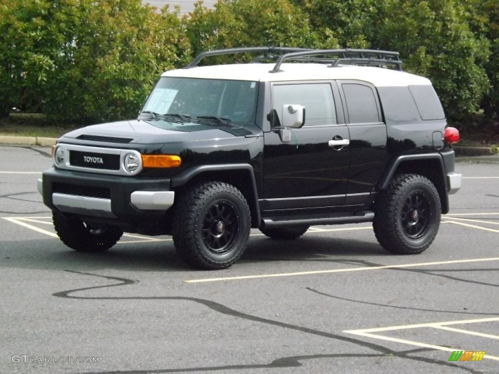 Black Toyota FJ Cruiser