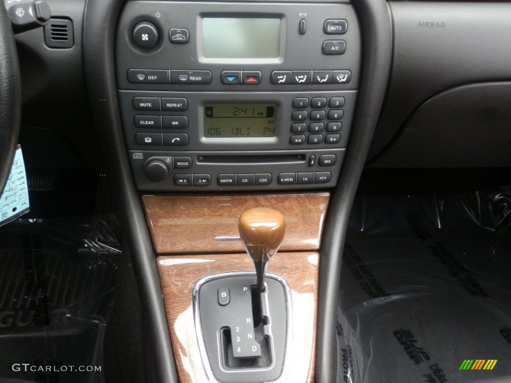 2008 Jaguar X-Type 3.0 Sedan Controls Photos