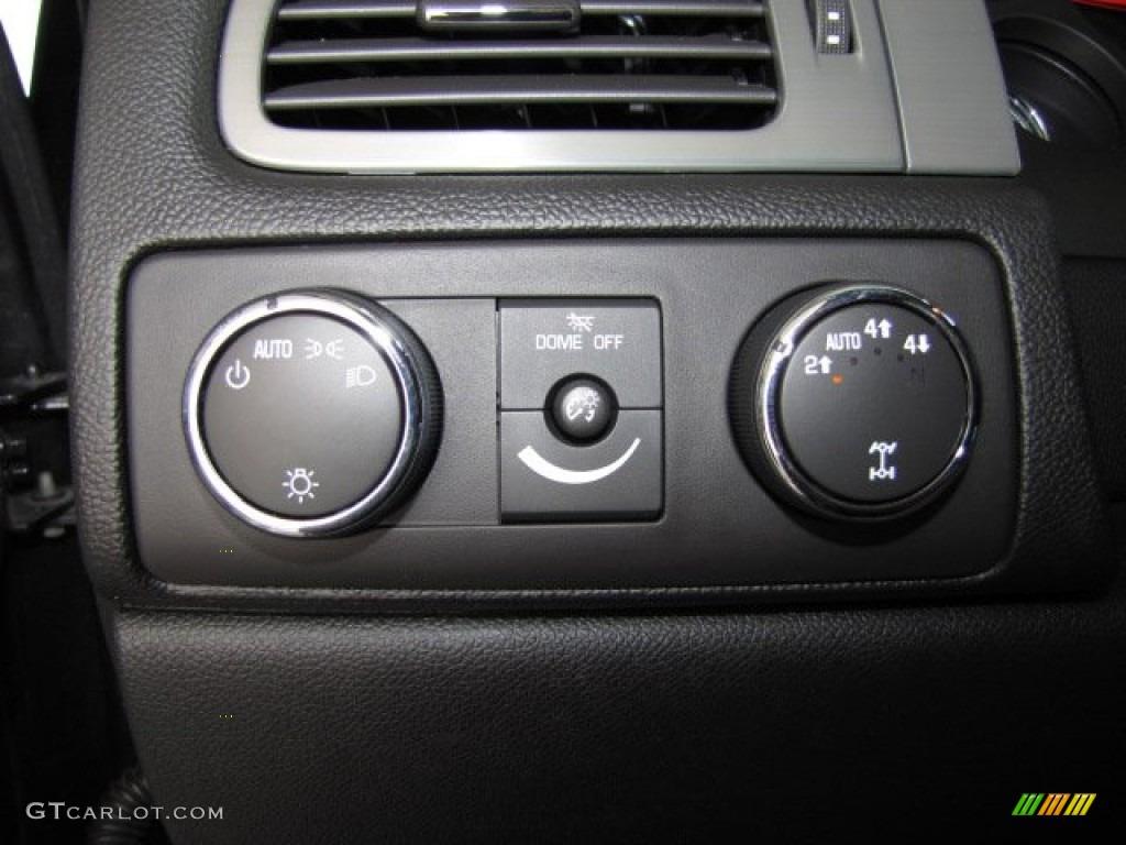 2010 Chevrolet Avalanche LS 4x4 Controls Photo #81491304