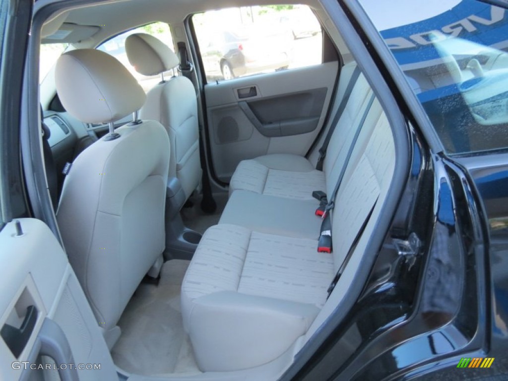 Medium Stone Interior 2010 Ford Focus SE Sedan Photo #81497520