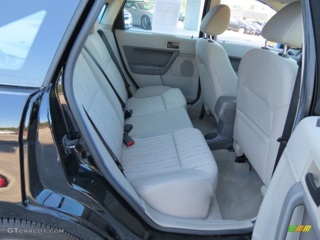 Medium Stone Interior 2010 Ford Focus SE Sedan Photo #81497532