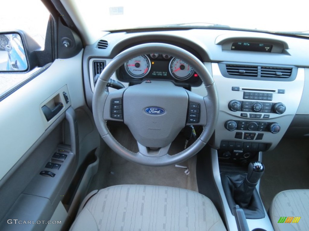 2010 Ford Focus SE Sedan Dashboard Photos