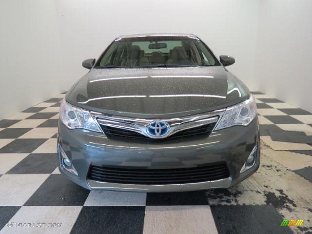 2013 Camry Hybrid XLE - Cypress Green Metallic / Ivory photo #2