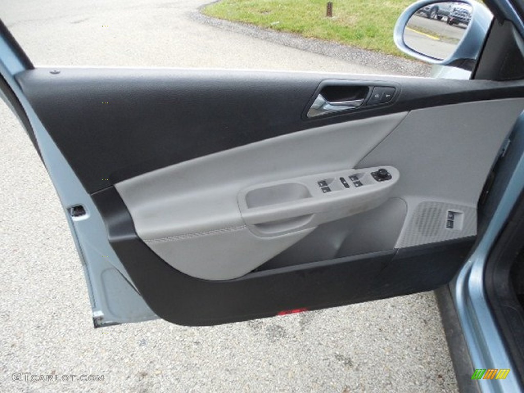 2007 Volkswagen Passat 3.6 4Motion Wagon Classic Grey Door Panel Photo #81500631