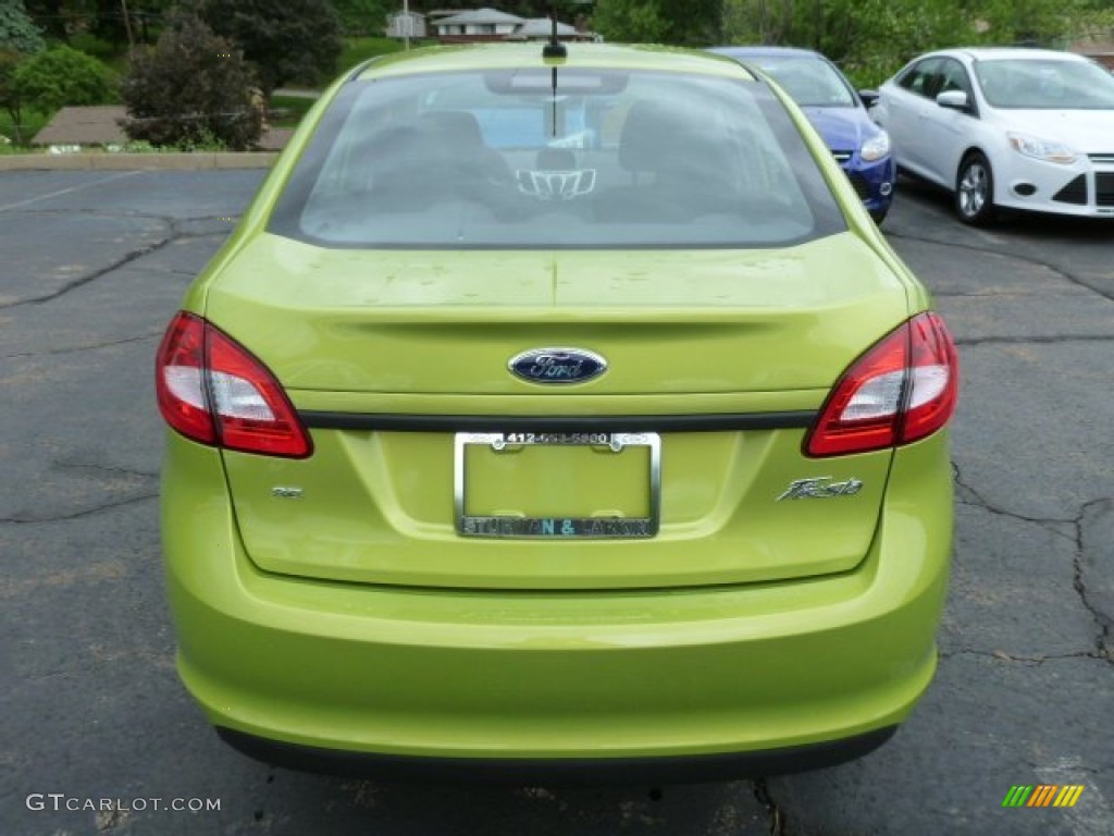 2013 Fiesta SE Sedan - Lime Squeeze / Charcoal Black photo #3