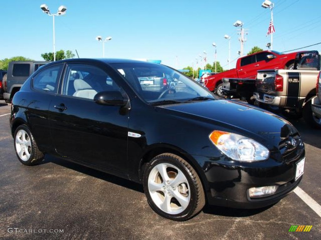 2009 Ebony Black Hyundai Accent SE 3 Door 81502324 Photo 2 GTCarLot