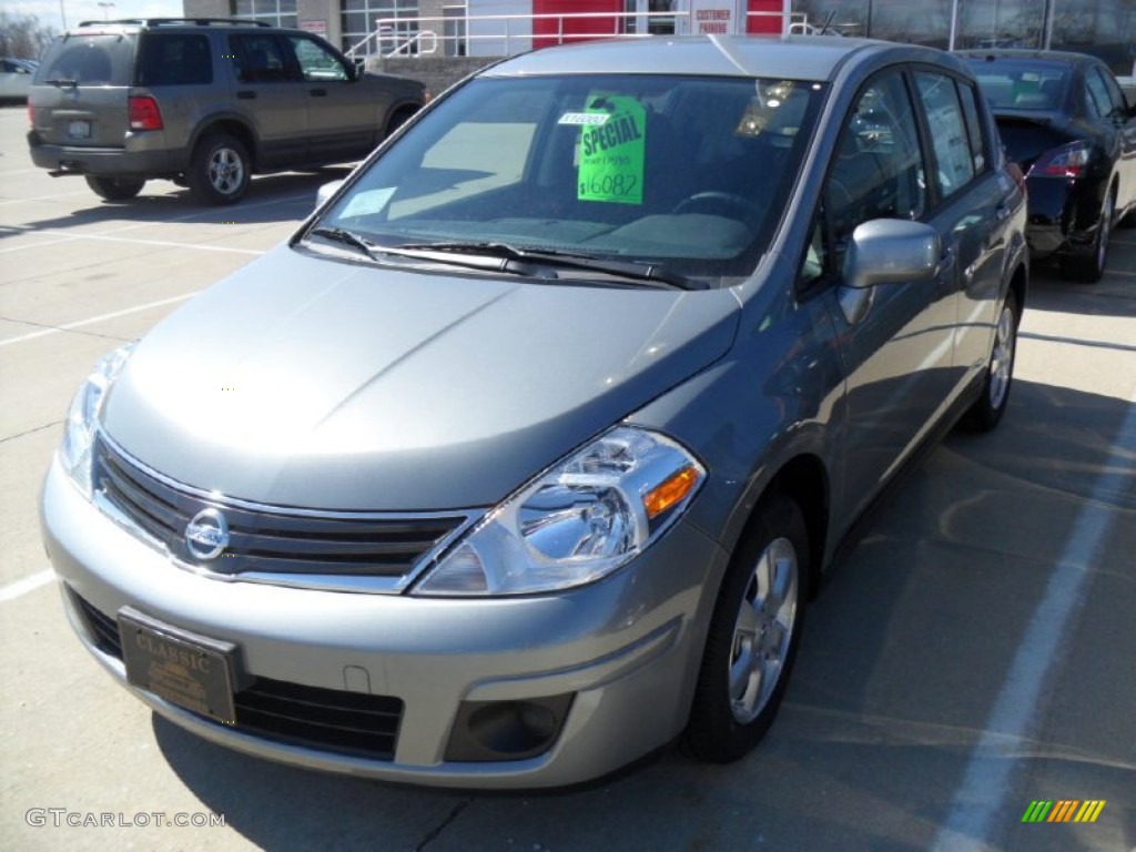 2012 Versa 1.8 S Hatchback - Magnetic Gray Metallic / Charcoal photo #1