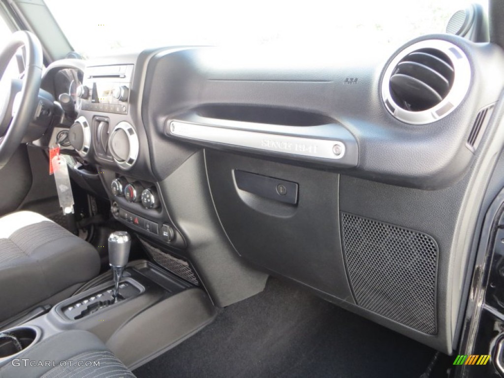 2011 Wrangler Sahara 4x4 - Black / Black photo #22